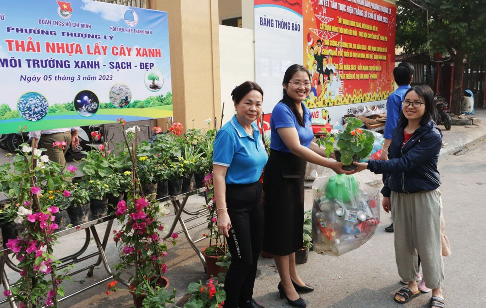 chương tr&igrave;nh " ĐỔI R&Aacute;C THẢI NHỰA LẤY C&Acirc;Y XANH - V&Igrave; MỘT M&Ocirc;I TRƯỜNG XANH - SẠCH - ĐẸP"